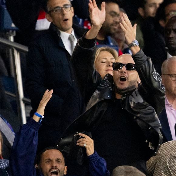 Malik Bentalha, Dj Snake - Célébrités dans les tribunes lors du match retour de la Ligue Des Champions 2024-2025 (LDC) "PSG - Arsenal" (2-1) au Parc des Princes à Paris le 7 mai 2025. © Cyril Moreau/Bestimage