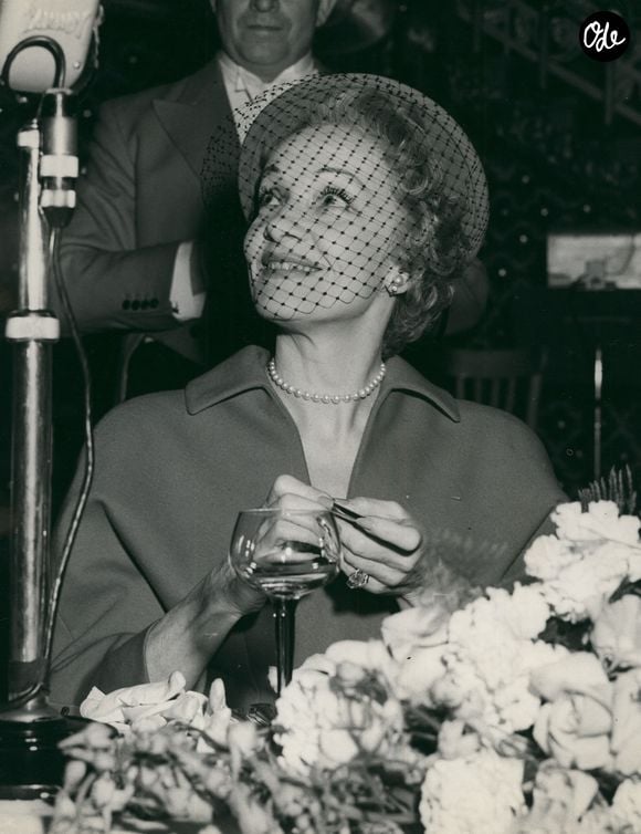 6 juin 1954 – Marlene Dietrich arrive à Londres en provenance de New York pour une série de représentations dans un cabaret. Le soir même, elle assiste à la nouvelle pièce After the Ball au Globe Theatre en compagnie de Noël Coward, qui l'accompagne à son arrivée. (Crédit photo : Keystone Press Agency / ZUMA Press Wire)