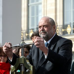 Lorsqu'il fut nommé Ministre de la justice, il y a cinq ans et à son grand dam, son luxueux patrimoine et ses futurs privilèges ont fait grincer des dents, comme l'a rapporté "Paris Match" qui s'est plongé dans ses écrits.

Le président français, Emmanuel Macron, Éric Dupond-Moretti, garde des Sceaux, ministre de la Justice lors de la cérémonie publique de scellement de la loi constitutionnelle du 8 mars 2024 portant sur la liberté de recourir à l’interruption volontaire de grossesse (IVG), au ministère de la Justice, place Vendôme, à Paris, France, le 8 mars 2024. © Stéphane Lemouton/Bestimage