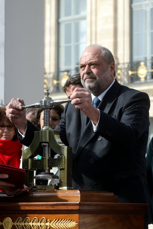 Lorsqu'il fut nommé Ministre de la justice, il y a cinq ans et à son grand dam, son luxueux patrimoine et ses futurs privilèges ont fait grincer des dents, comme l'a rapporté "Paris Match" qui s'est plongé dans ses écrits.

Le président français, Emmanuel Macron, Éric Dupond-Moretti, garde des Sceaux, ministre de la Justice lors de la cérémonie publique de scellement de la loi constitutionnelle du 8 mars 2024 portant sur la liberté de recourir à l’interruption volontaire de grossesse (IVG), au ministère de la Justice, place Vendôme, à Paris, France, le 8 mars 2024. © Stéphane Lemouton/Bestimage