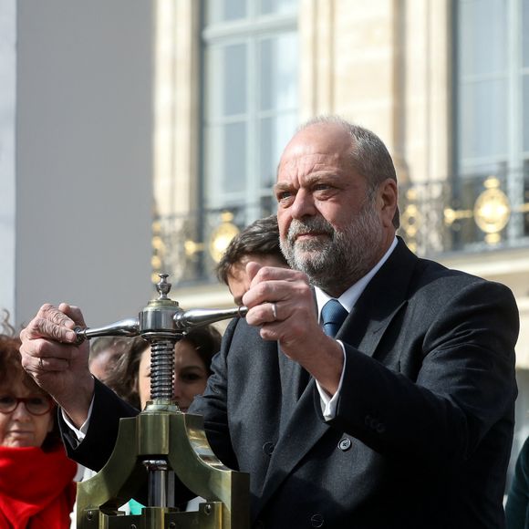 Lorsqu'il fut nommé Ministre de la justice, il y a cinq ans et à son grand dam, son luxueux patrimoine et ses futurs privilèges ont fait grincer des dents, comme l'a rapporté "Paris Match" qui s'est plongé dans ses écrits.

Le président français, Emmanuel Macron, Éric Dupond-Moretti, garde des Sceaux, ministre de la Justice lors de la cérémonie publique de scellement de la loi constitutionnelle du 8 mars 2024 portant sur la liberté de recourir à l’interruption volontaire de grossesse (IVG), au ministère de la Justice, place Vendôme, à Paris, France, le 8 mars 2024. © Stéphane Lemouton/Bestimage