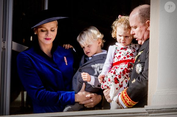 La princesse Charlène et le prince Albert II de Monaco avec leurs enfants, le prince Jacques et la princesse Gabriella, sur le balcon du Palais Princier, après les célébrations de la fête nationale de Monaco, à Monaco, le 19 novembre 2017. Photo by Robin Utrecht/ABACAPRESS.COM