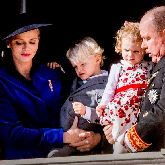 La princesse Charlène et le prince Albert II de Monaco avec leurs enfants, le prince Jacques et la princesse Gabriella, sur le balcon du Palais Princier, après les célébrations de la fête nationale de Monaco, à Monaco, le 19 novembre 2017. Photo by Robin Utrecht/ABACAPRESS.COM