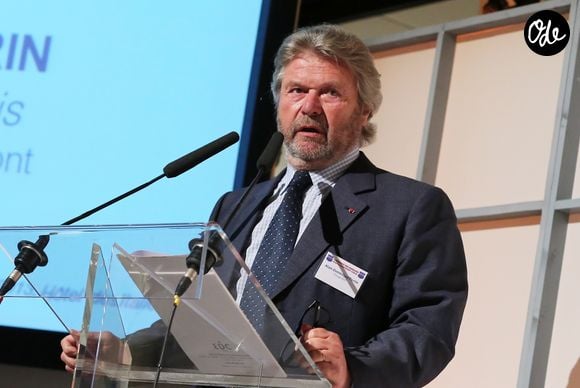 Cette stratégie a contribué à faire du Château Lagrézette l'un des symboles du renouveau des vins de Cahors. 

Exclusif - Alain-Dominique Perrin, Pdt EDC Paris
Paris le 13 fervrier 2013
Cérémonie des parrains de Sports Management School (SMS) à l'Hôtel des Italiens, siège central historique de LCL.