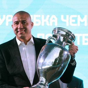 David Trezeguet est de passage à Saint Petersbourg avec le trophée de l'Euro 2020, le 22 mai 2021. Reportée d'un an en raison de l'épidémie de coronavirus (Covid-19), la compétition aura lieu du 11 juin au 11 juillet 2021. © Imago / Panoramic / Bestimage