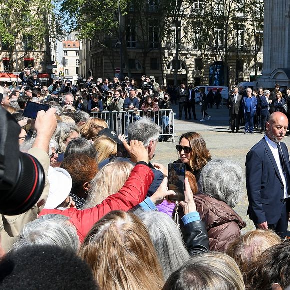 Laura Smet - Sorties des obsèques de Nathalie Baye en l'église Saint-Sulpice à Paris le 24 avril 2026. © Lionel Urman / Bestimage