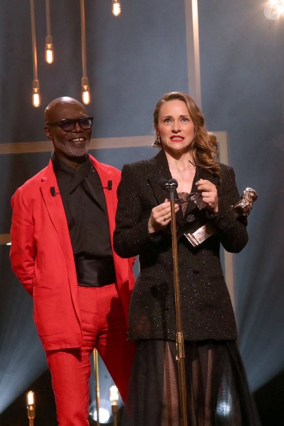 Eric Ebouaney et Delphine Depardieu, « Molière de la Comédienne dans un spectacle de Théâtre privé » pour « Les Liaisons dangereuses » - Intérieur - 36ème cérémonie des Molières aux Folies Bergère à Paris le 28 avril 2025. © Bertrand Rindoff / Bestimage