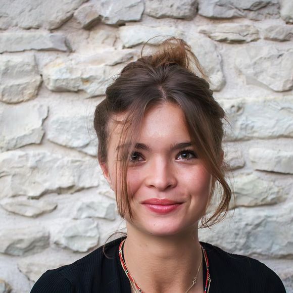 Si la jeune femme crève l'écran, sa sœur jumelle Lily mène elle aussi une carrière de comédienne.

Alice Cornillac, Instagram