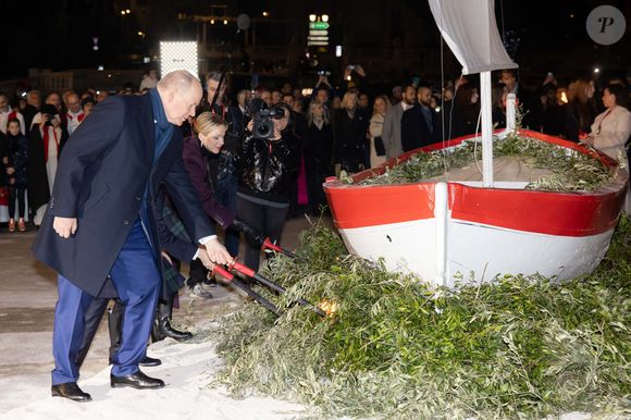 Le prince Albert II de Monaco, La princesse Charlène de Monaco, La princesse Gabriella de Monaco, comtesse de Carladès, Le prince Jacques de Monaco, marquis des Baux - La famille princière de Monaco lors de l'embrasement de la barque dans le cadre des célébrations de la Sainte-Dévote, Sainte Patronne de Monaco le 26 janvier 2024.

© Olivier Huitel / Pool Monaco / Bestimage