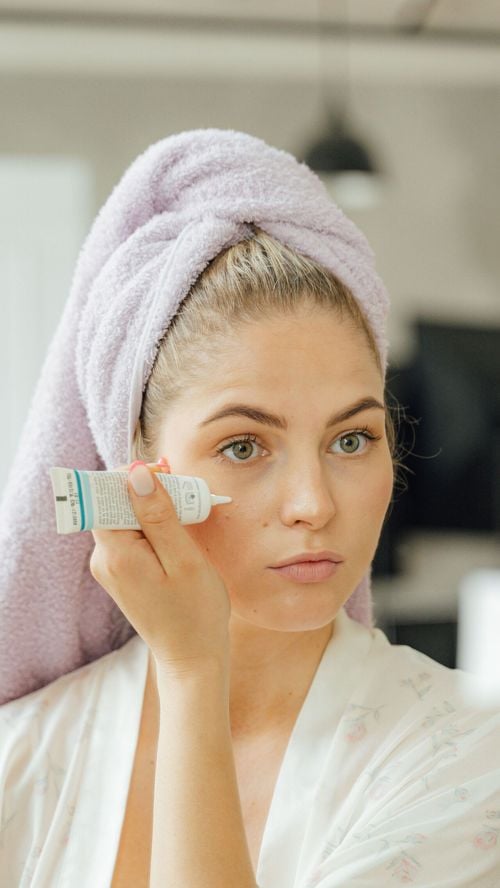 Crème contour des yeux : les bons gestes pour atténuer cernes et poches