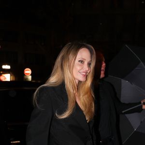 Paris, FRANCE Angelina Jolie est superbe dans un tailleur noir alors qu'elle assiste à la première de Costumes Paris le 9 février 2026.

Photo : Backgrid USA / Bestimage