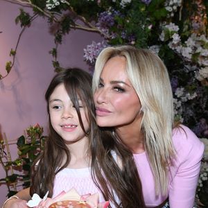 Adriana Karembeu avec sa fille Nina - A l'occasion de la fête des Mères, Adriana Karembeu et Lenôtre s'associent pour créer l'entremets "Nina" au Pré Catelan à Paris le 29 avril 2025.© Rachid Bellak/Bestimage