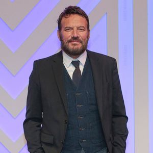 Leur relation passée ressurgit et ils reprennent contact, laissant entrevoir une possible idylle.

Samuel Le Bihan lors du photocall de la série "Alex Hugo" lors du Series Mania Festival à Lille le 22 mars 2023

© Stéphane Vansteenkiste / Bestimage