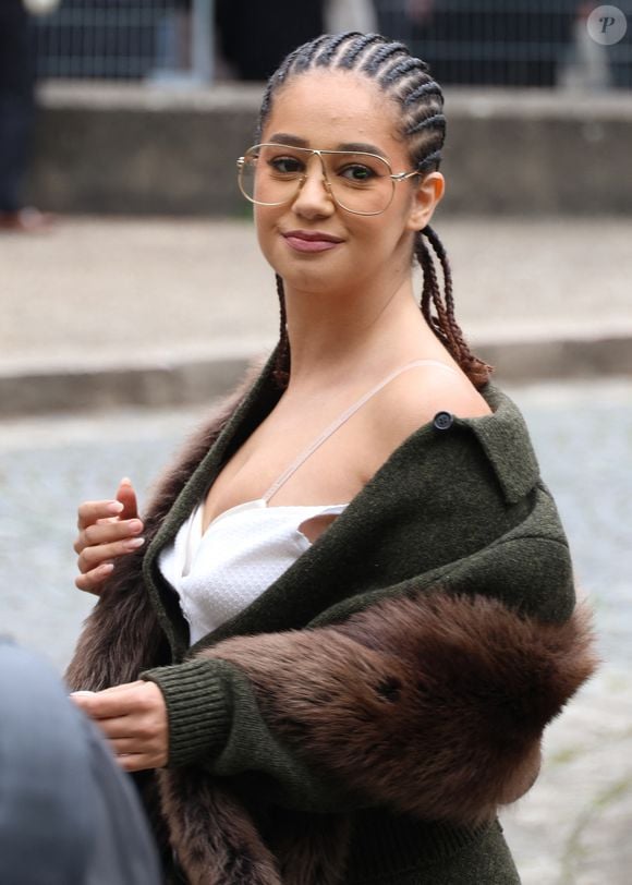 Lena Mahfouf (Lena Situations) aux arrivées du défilé Miu Miu Collection Femme Prêt-à-Porter Printemps/Eté 2026 lors de la Fashion Week de Paris (PFW), au Conseil Économique, social et environnemental, Palais d'lena, à Paris, France, le 6 octobre 2025. © Denis Guignebourg / Bestimage