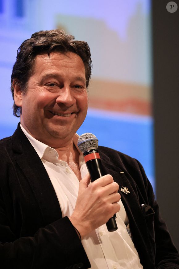 Laurent Gerra lors des 29ème Journées Nationales du Livre et du Vin à Saumur (Maine et Loire) le 5 avril 2025. © Laetitia Notorianni/Bestimage