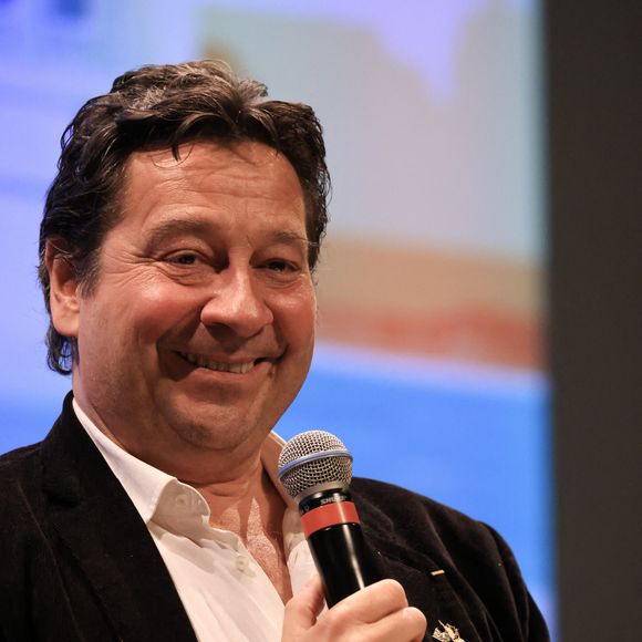 Laurent Gerra lors des 29ème Journées Nationales du Livre et du Vin à Saumur (Maine et Loire) le 5 avril 2025. © Laetitia Notorianni/Bestimage