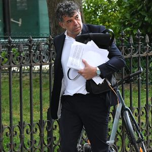 Exclusif - Stéphane Plaza arrive à la Maison de la Chimie à Paris avec ses avocats pour donner une conférence de presse le 5 juin 2025.