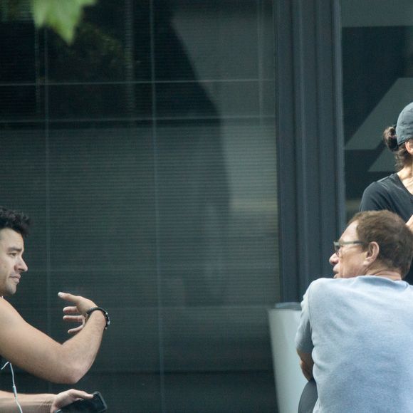 Exclusif - Jean-Claude Van Damme avec sa femme Gladys et son fils Kristopher, lors d'une journée de travail dans un studio de voice over (doublage de voix) pour son prochain film " The Bouncer " à Bruxelles le 30 mai 2018.
Crédit : Agence / Bestimage