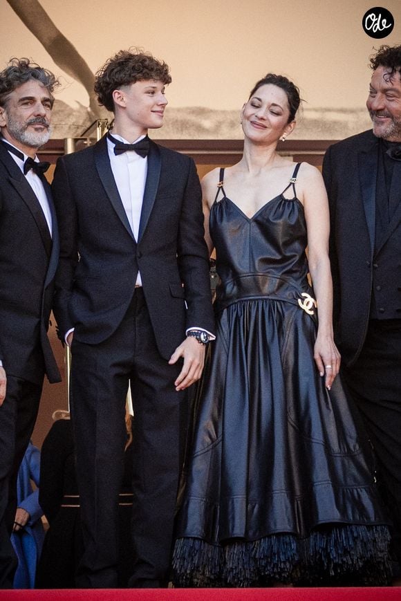 Leonardo Sbaraglia, Marcel Canet et sa mère Marion Cotillard, Denis Ménochet - Montée des marches du film « Karma » lors du 79ème Festival International du Film de Cannes © Jacovides-Moreau / Bestimage