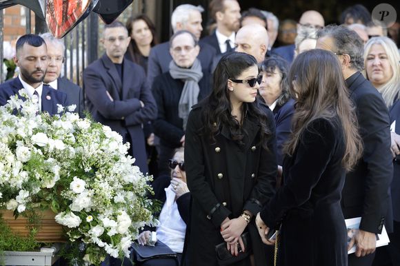 Cylia Chasman et sa soeur Shana Chasman, les filles de la défunte, et leur père, Steven Chasman, l'ex-mari de N.Farès - Sortie des obsèques de Nadia Farès en l'église Saint-Jean-de-Montmartre à Paris, le 24 avril 2026. N.Farès est décédée le 17 avril 2026 quelques jours après un "incident cardiaque" survenu le 12 avril 2026 dans la piscine du complexe sportif, Blanche (9ème).