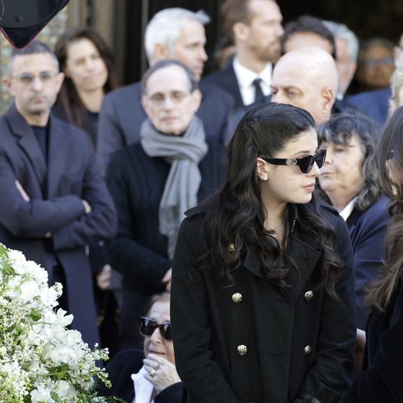 Cylia Chasman et sa soeur Shana Chasman, les filles de la défunte, et leur père, Steven Chasman, l'ex-mari de N.Farès - Sortie des obsèques de Nadia Farès en l'église Saint-Jean-de-Montmartre à Paris, le 24 avril 2026. N.Farès est décédée le 17 avril 2026 quelques jours après un "incident cardiaque" survenu le 12 avril 2026 dans la piscine du complexe sportif, Blanche (9ème).