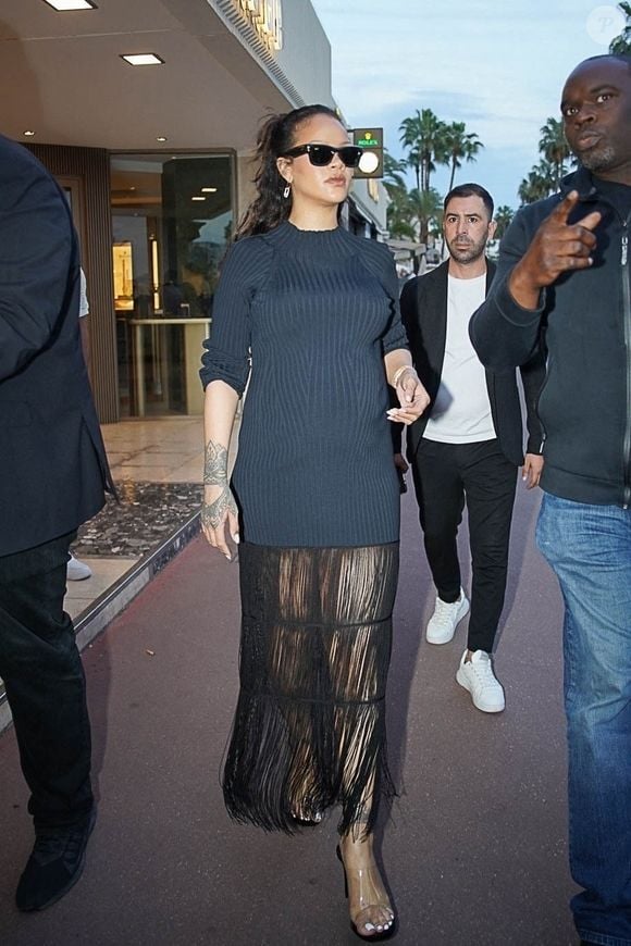 Rihanna brave la frénésie médiatique, à Cannes, en marge du festival du film, à l'occasion d'une séance de shopping en solo, et entre dans une boutique Messika, le 21 mai 2025. Backgrid USA / Bestimage