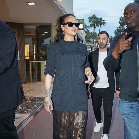 Rihanna brave la frénésie médiatique, à Cannes, en marge du festival du film, à l'occasion d'une séance de shopping en solo, et entre dans une boutique Messika, le 21 mai 2025. Backgrid USA / Bestimage