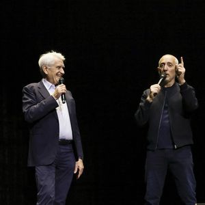 Gad Elmaleh a donné une représentation de son spectacle puis l'a fait monter sur scène

Gad Elmaleh célèbre les cinquante ans de carrière de Gilbert Coullier sur la scène du Zenith de Rouen à la fin de son spectacle "Lui même". Jack Tribeca / Bestimage