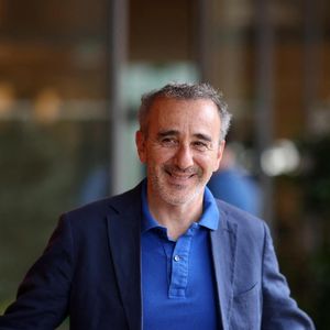 Quelques jours plus tard, il a publié : "Bienvenue chez toi petit homme".

Elie Semoun - Les célébrités au village lors des Internationaux de France de Tennis de Roland Garros le 1er juin 2025. © Dominique Jacovides / Bestimage