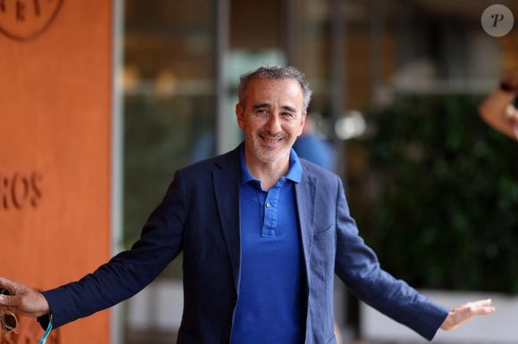 Quelques jours plus tard, il a publié : "Bienvenue chez toi petit homme".

Elie Semoun - Les célébrités au village lors des Internationaux de France de Tennis de Roland Garros le 1er juin 2025. © Dominique Jacovides / Bestimage
