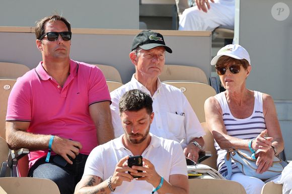 Thomas Pesquet et ses parents Benoit et Chantal Pesquet dans les tribunes lors des Internationaux de France Roland Garros 2023 le 28 mai 2023 à Paris, France. Photo Nasser Berzane/ABACAPRESS.COM