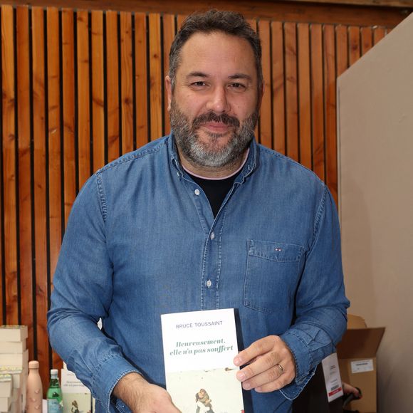 Bruce Toussaint lors de la 41ème Foire du Livre de Brive dans La Halle Brassens, à Brive-la-Gaillarde, France, le 11 novembre 2023. © Jean-Marc-Lhomer/Bestimage