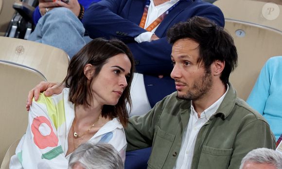Le chanteur Vianney et sa femme Catherine Robert en tribunes lors des Internationaux de France de Tennis de Roland Garros 2025, à Paris, France, le 6 juin 2025. © Jacovides-Moreau/Bestimage