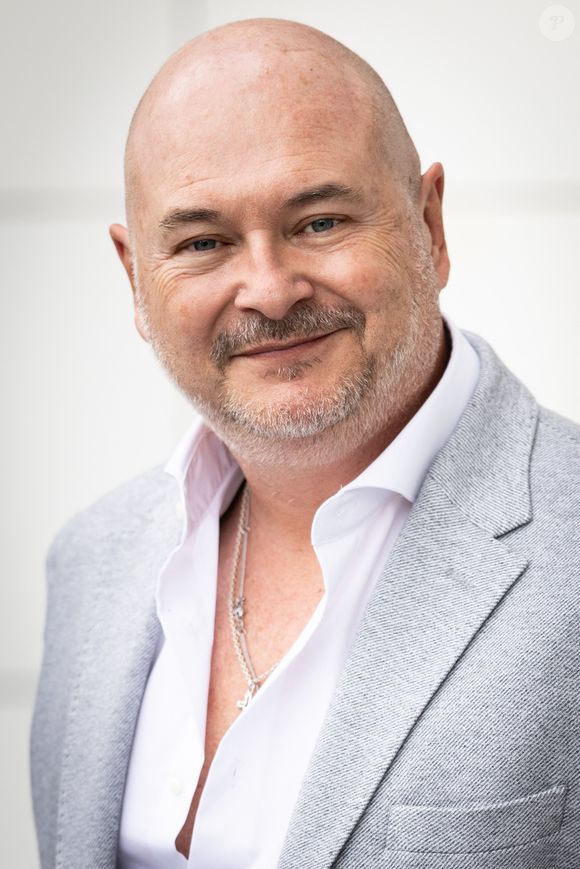 Depuis le déclenchement de cette affaire, qui l'a contraint de quitter l'antenne, Sébastien Cauet réfute formellement les accusations dont il a fait l'objet. Il reste présumé innocent des faits qui lui sont reprochés.

Exclusif - Sébastien Cauet - Les journalistes et les animateurs arrivent aux studios Rive Gauche à Paris, le 16 septembre 2025. © Julien Sarkissian / Bestimage