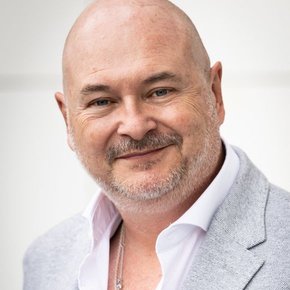 Depuis le déclenchement de cette affaire, qui l'a contraint de quitter l'antenne, Sébastien Cauet réfute formellement les accusations dont il a fait l'objet. Il reste présumé innocent des faits qui lui sont reprochés.

Exclusif - Sébastien Cauet - Les journalistes et les animateurs arrivent aux studios Rive Gauche à Paris, le 16 septembre 2025. © Julien Sarkissian / Bestimage
