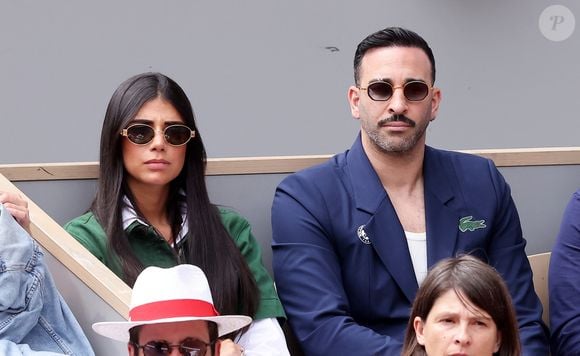 Adil Rami et sa compagne Louana Franco dans les tribunes lors des Internationaux de France de Tennis de Roland Garros 2025. Paris, le 1er Juin 2025. © Dominique Jacovides/Bestimage