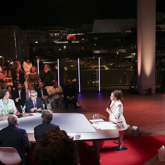 et, l'animateur a partagé les sentiments de son ancienne acolyte à l'idée de prendre les commandes du 20 heures de France 2 tout prochainement. 

Exclusif - Jean Imbert, Lea Salamé, Paul de Saint Sernin, Malou Khebizi, Agathe Riedinger, Christophe Dechavanne, Pierre Lescure, Charlotte Dhenaux, Pierre-Antoine Capton, Philippe Caverivière sur le plateau de l'émission "Quelle Epoque!" lors du 77ème Festival International du Film de Cannes le 18 mai 2024. © Jack Tribeca / Bestimage