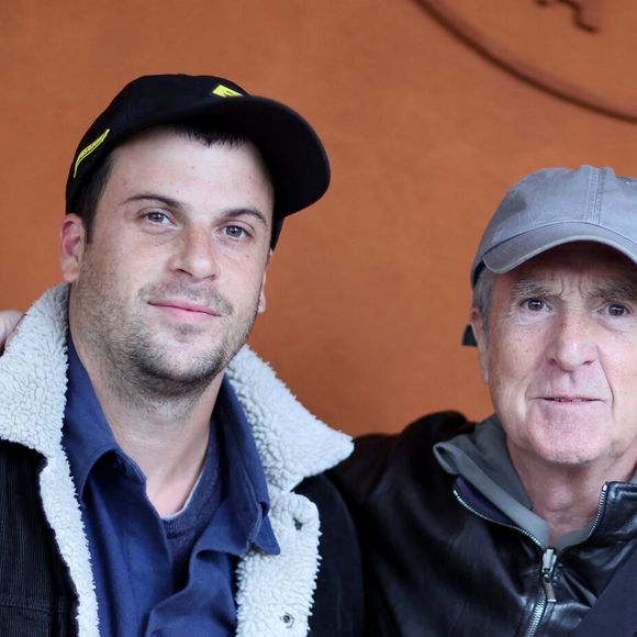 Les parents de Paul ont habité à Uzès précisément

François Cluzet et son fils Paul au village lors des Internationaux de France de tennis de Roland Garros 2024, à Paris, France, le 1er juin 2024. © Jacovides-Moreau/Bestimage
