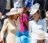 Alizée Thevenet aurait d'ailleurs, déjà, toutes les qualités pour se mêler aux membres de la famille royale britannique, selon "Hello !". "Son regard témoigne de l'intérêt et s'accorde parfaitement avec son large sourire éclatant, explique le magazine américain. Son cou et sa posture puissants accentuent ce sentiment."
Carole Middleton et sa belle-fille Alizée Thevenet - Les royautés lors de la course hippique Royal Ascot, le 18 juin 2025. Mirrorpix / Bestimage