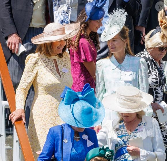 Alizée Thevenet aurait d'ailleurs, déjà, toutes les qualités pour se mêler aux membres de la famille royale britannique, selon "Hello !". "Son regard témoigne de l'intérêt et s'accorde parfaitement avec son large sourire éclatant, explique le magazine américain. Son cou et sa posture puissants accentuent ce sentiment."

Carole Middleton et sa belle-fille Alizée Thevenet - Les royautés lors de la course hippique Royal Ascot, le 18 juin 2025. Mirrorpix / Bestimage