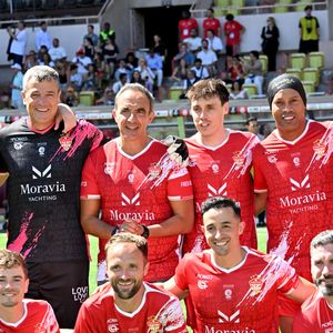 Flavio Roma, Nikos Aliagas, Louis Ducruet (président des Barbagiuans), Tibo InShape et Ronaldinho lors du match de football caritatif au stade Louis II de Monaco opposant les Barbagiuans aux pilotes de l'équipe Nazionale Piloti dans le cadre de la "Racing Stars Football Cup" le 3 juin 2026.
Depuis 35 ans, des pilotes automobiles participent chaque année à un match de football caritatif organisé à Monaco. Ce " match des pilotes " a accueilli tous les plus grands de la Formule 1, y compris Michael Schumacher. En 2025, une nouvelle mouture a vu le jour, la Racing Stars Football Cup, sous la houlette de Louis Ducruet, le fils de la princesse Stéphanie. Ce 3 juin 2026, avait lieu la deuxième édition de l'événement caritatif, organisé au profit de deux associations.
Les fonds récoltés lors de l'événement seront reversés à deux associations. La première est " Mercy Ships ", qui déploie des navires-hôpitaux afin d'offrir des soins chirurgicaux gratuits en Afrique. La seconde association est " Les Soins de l'espoir ", qui est engagée auprès d'enfants et d'adultes défavorisés en Asie du Sud-Est, notamment au Vietnam.
Les Barbagiuans ont remporté le match 6 - 2

© Bruno Bebert / Bestimage