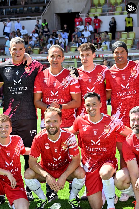 Flavio Roma, Nikos Aliagas, Louis Ducruet (président des Barbagiuans), Tibo InShape et Ronaldinho lors du match de football caritatif au stade Louis II de Monaco opposant les Barbagiuans aux pilotes de l'équipe Nazionale Piloti dans le cadre de la "Racing Stars Football Cup" le 3 juin 2026.
Depuis 35 ans, des pilotes automobiles participent chaque année à un match de football caritatif organisé à Monaco. Ce " match des pilotes " a accueilli tous les plus grands de la Formule 1, y compris Michael Schumacher. En 2025, une nouvelle mouture a vu le jour, la Racing Stars Football Cup, sous la houlette de Louis Ducruet, le fils de la princesse Stéphanie. Ce 3 juin 2026, avait lieu la deuxième édition de l'événement caritatif, organisé au profit de deux associations.
Les fonds récoltés lors de l'événement seront reversés à deux associations. La première est " Mercy Ships ", qui déploie des navires-hôpitaux afin d'offrir des soins chirurgicaux gratuits en Afrique. La seconde association est " Les Soins de l'espoir ", qui est engagée auprès d'enfants et d'adultes défavorisés en Asie du Sud-Est, notamment au Vietnam.
Les Barbagiuans ont remporté le match 6 - 2

© Bruno Bebert / Bestimage