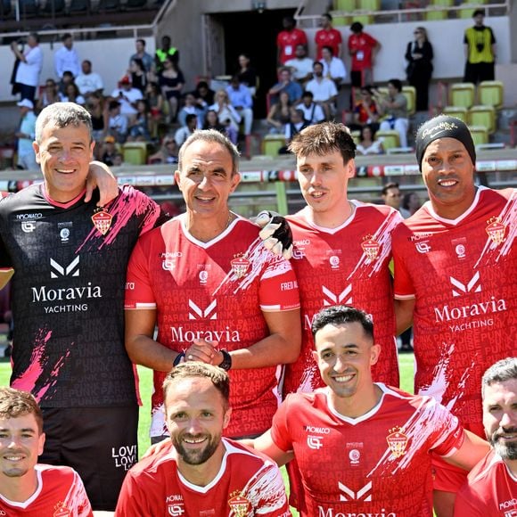 Flavio Roma, Nikos Aliagas, Louis Ducruet (président des Barbagiuans), Tibo InShape et Ronaldinho lors du match de football caritatif au stade Louis II de Monaco opposant les Barbagiuans aux pilotes de l'équipe Nazionale Piloti dans le cadre de la "Racing Stars Football Cup" le 3 juin 2026.
Depuis 35 ans, des pilotes automobiles participent chaque année à un match de football caritatif organisé à Monaco. Ce " match des pilotes " a accueilli tous les plus grands de la Formule 1, y compris Michael Schumacher. En 2025, une nouvelle mouture a vu le jour, la Racing Stars Football Cup, sous la houlette de Louis Ducruet, le fils de la princesse Stéphanie. Ce 3 juin 2026, avait lieu la deuxième édition de l'événement caritatif, organisé au profit de deux associations.
Les fonds récoltés lors de l'événement seront reversés à deux associations. La première est " Mercy Ships ", qui déploie des navires-hôpitaux afin d'offrir des soins chirurgicaux gratuits en Afrique. La seconde association est " Les Soins de l'espoir ", qui est engagée auprès d'enfants et d'adultes défavorisés en Asie du Sud-Est, notamment au Vietnam.
Les Barbagiuans ont remporté le match 6 - 2

© Bruno Bebert / Bestimage