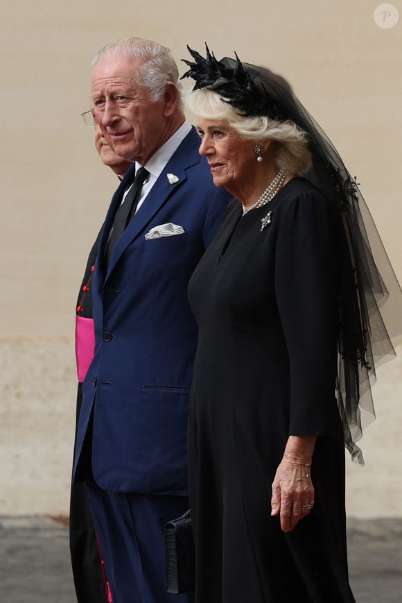 Le roi Charles III d'Angleterre et Camilla Parker Bowles, reine consort d'Angleterre, arrivent au Vatican à Rome, le 23 octobre 2025. © Marco Iacobucci/IPA via ZUMA Press / Bestimage