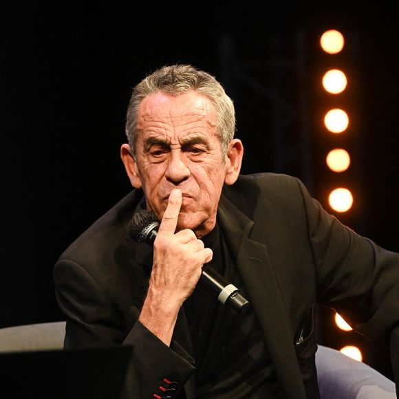 Thierry Ardisson, célèbre animateur et producteur de télévision, est décédé à l’âge de 76 ans à Paris. 

Exclusif -  Thierry Ardisson a donné une conférence vendredi 28 janvier dans le cadre du PIDS Enghien (Pids Enghien - Le festival des effets spéciaux) à propos de sa nouvelle émission « Hôtel du temps ». Elle arrivera en mai sur France 2. Le premier numéro est consacré à Jean Gabin.
Dans ce nouveau programme, il va interviewer des morts, grâce aux effets spéciaux !
Les personnages sont recréés en deepfake par le studio Mac Guff, l’idée est d’utiliser l’intelligence artificielle pour "spectaculariser la culture ». Enghien le 28 janvier 2022.
© Guirec Coadic / Bestimage