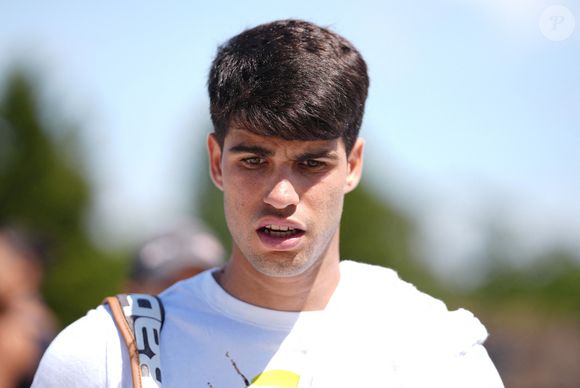 Carlos Alcaraz quitte les terrains d'entraînement du All England Lawn Tennis and Croquet Club à Wimbledon avant les championnats de Wimbledon, qui débutent le 30 juin. Date de la photo : Vendredi 27 juin 2025. ... Wimbledon 2025 - Avant-premières - Vendredi 27 juin ... 27-06-2025 ... Paris ... UK ... Le crédit photo doit être lu comme suit : John Walton/PA Wire.