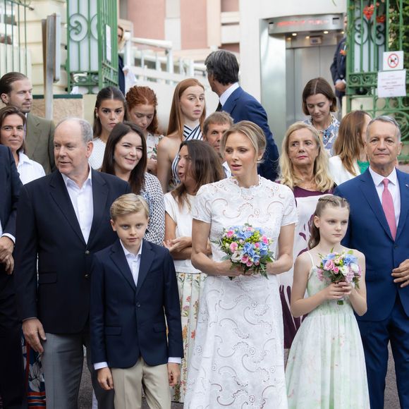 Cette journée a permis à la famille royale monégasque de célébrer un cavagnët populaire qui symbolise "le temps des retrouvailles après les vacances" comme le souligne Georges Marsan, le maire de Monaco

Le prince Albert II de Monaco, La princesse Charlène de Monaco avec leurs enfants le prince Jacques de Monaco, marquis des Baux et la princesse Gabriella de Monaco, comtesse de Carladès et Mélanie-Antoinette de Massy au 'Pique-nique des Monégasques’, Monaco.6 septembre 2025 © Olivier Huitel/Pool Monaco/Bestimage