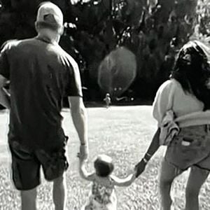 Il reste un papa poule, comme presque tout le monde, pour qui la famille est plus que jamais une priorité. Le meilleur des hommages que sa femme pouvait lui rendre.
Le prince Harry, duc de Sussex et Meghan Markle, duchesse de Sussex, dévoilent des photos de leur fille Lilibet, 1 an, dans le 6ème épisode du documentaire "Harry & Meghan" (Netflix). Le 15 décembre 2022.