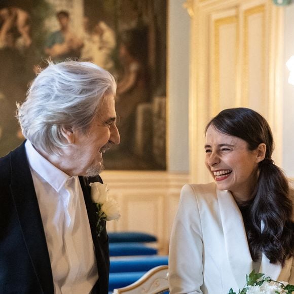 Exclusif - Mariage de Serge Lama et Luana Santonino à la mairie du 7ème arrondissement de Paris. Rachida Dati, Maire du 7ème a célébré le mariage. Paris, le 11 février 2021. © Cyril Moreau/Bestimage
