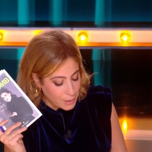 Léa Salamé sur le plateau de "Quelle époque !" sur France 2 le 18 octobre 2025